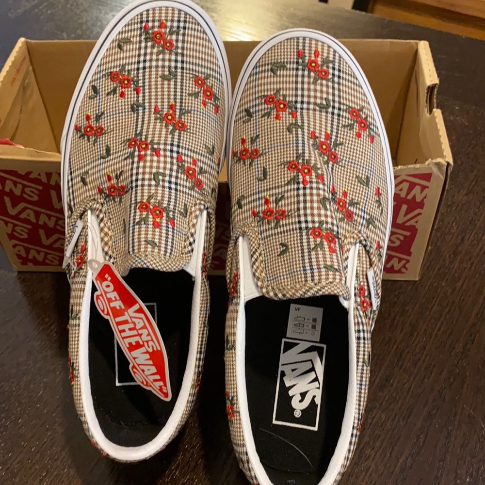 New with box Sz 7.5 Vans plaid gingham slip on